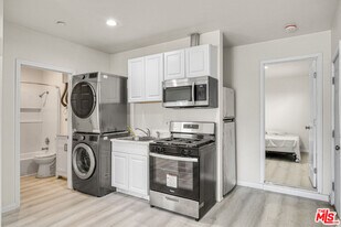 7703 Baird Ave in Los Angeles, CA - Building Photo