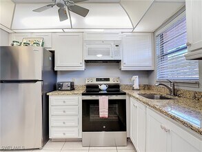 200 Turtle Lake Ct in Naples, FL - Building Photo - Building Photo