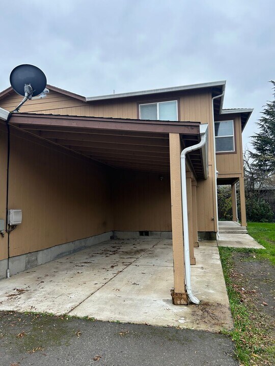 3284 Bursell Rd in Central Point, OR - Building Photo