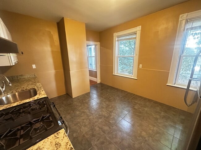 30 Calvin St, Unit 1L in Somerville, MA - Building Photo - Building Photo