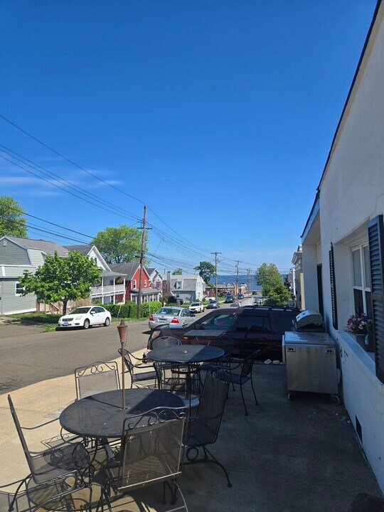 52 Prospect Ave, Unit Beachview Apartment in West Haven, CT - Building Photo