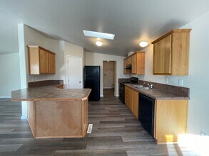 2327 108th St E in Tacoma, WA - Foto de edificio - Building Photo