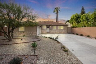 7009 Hatillo Ave in Winnetka, CA - Building Photo