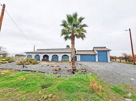 2220 W Bell Vista Ave in Pahrump, NV - Building Photo