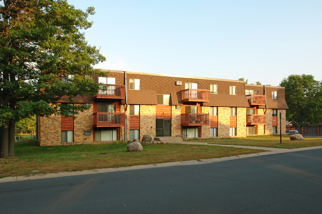 23010 Kerry St NW in St Francis, MN - Foto de edificio