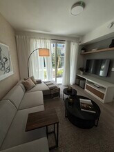 320 NW 157th St, Unit B4 in Miami, FL - Foto de edificio - Building Photo