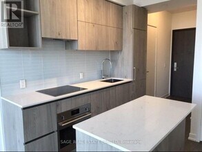 1 Yorkville Ave in Toronto, ON - Building Photo - Building Photo