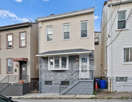 2104 Straubs Ln in Pittsburgh, PA - Building Photo