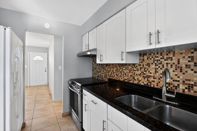 4810 NW 19th St in Lauderhill, FL - Building Photo - Building Photo