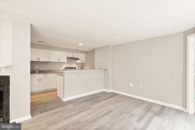 4401 Pembrook Village Dr in Alexandria, VA - Building Photo - Building Photo