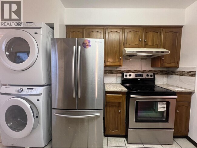 6642 Fulton Ave in Burnaby, BC - Building Photo - Building Photo