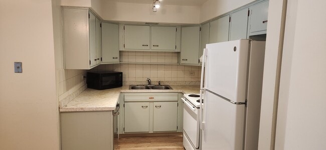 2230 S Goebbert Rd in Arlington Heights, IL - Foto de edificio - Building Photo