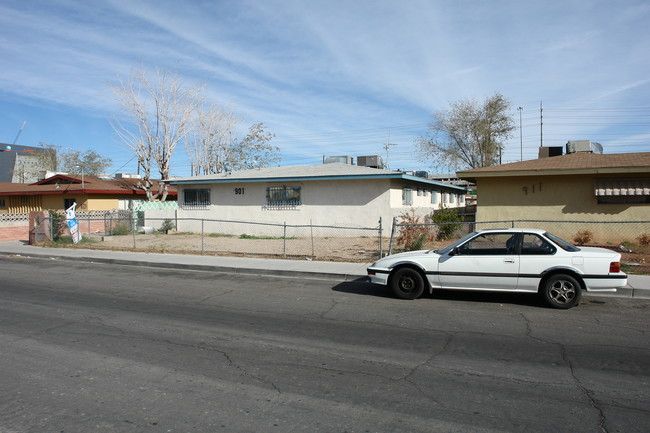 901 Desert Ln in Las Vegas, NV - Foto de edificio - Building Photo