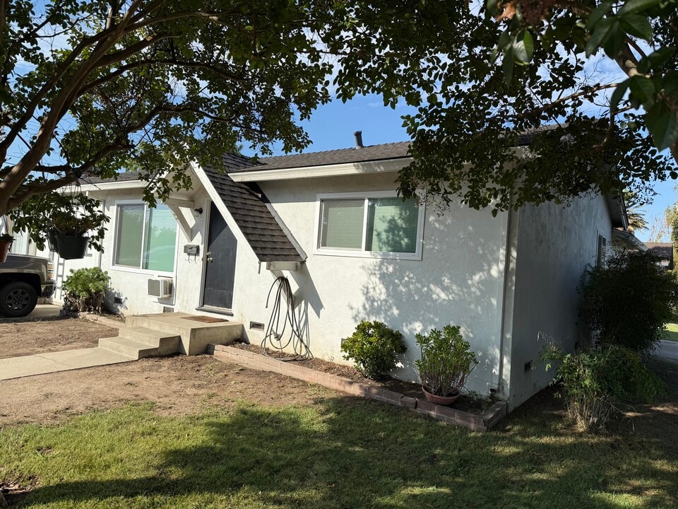 1101 S Ham Ln, Unit Duplex in Lodi, CA - Foto de edificio