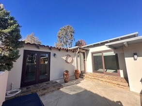 425 Vista Flora in Newport Beach, CA - Building Photo - Building Photo