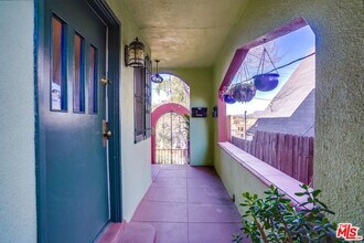 1024 Coronado Terrace in Los Angeles, CA - Building Photo - Building Photo