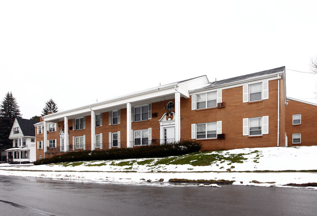 325 E Leasure Ave in New Castle, PA - Foto de edificio - Building Photo