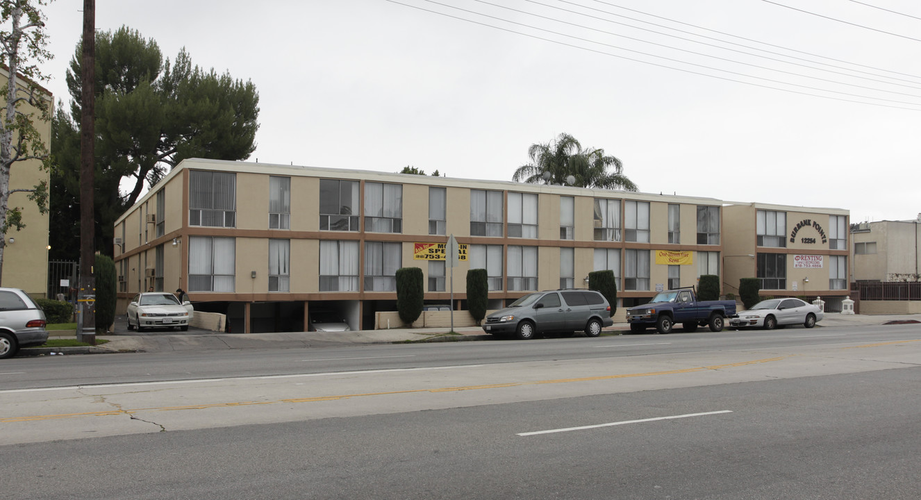 Burbank Pointe Apartments in North Hollywood, CA - Building Photo