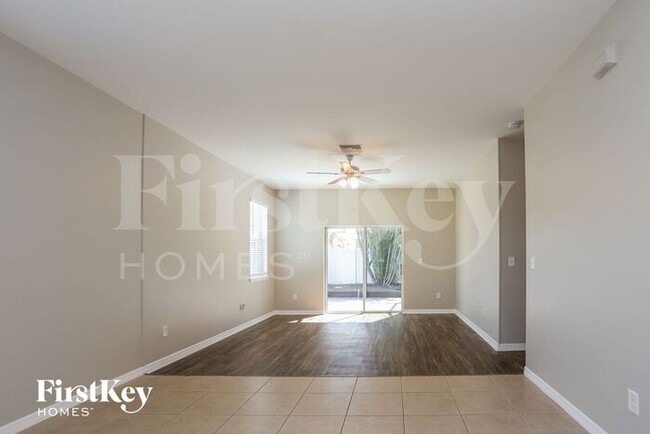 565 19th St NW in Ruskin, FL - Foto de edificio - Building Photo