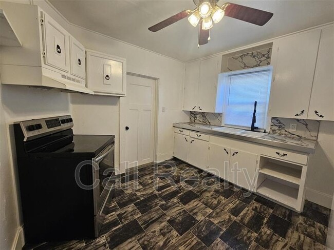 property at 2721 E Rowan Ave