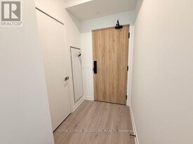 1 Fairview Rd E in Mississauga, ON - Building Photo