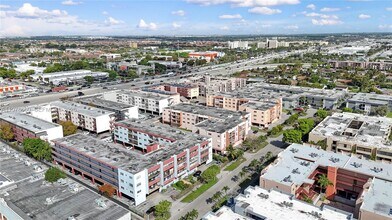 6070 W 19th Ave in Hialeah, FL - Foto de edificio - Building Photo