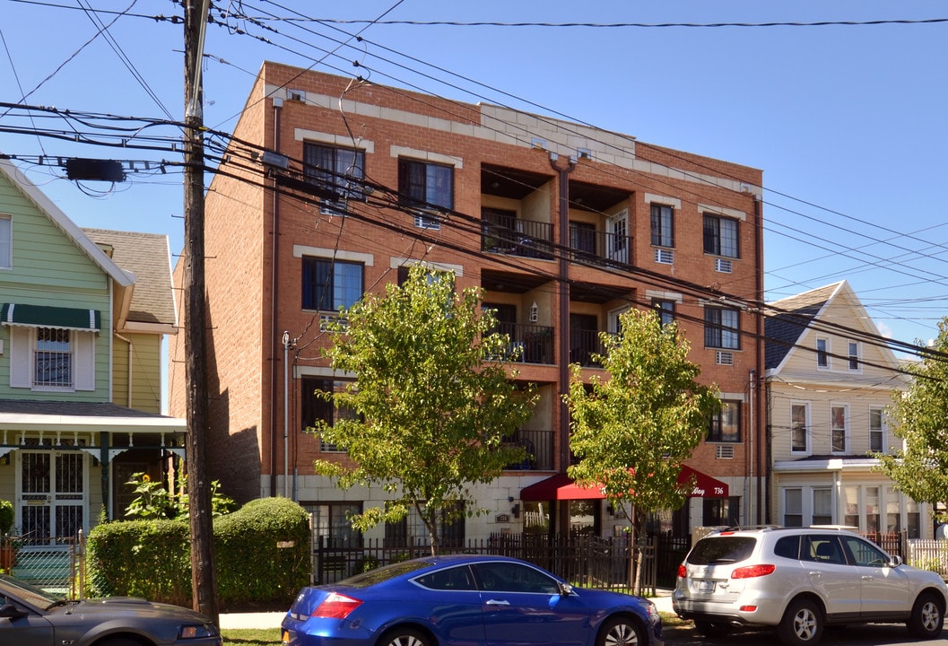 736-738 E 220th St in Bronx, NY - Building Photo