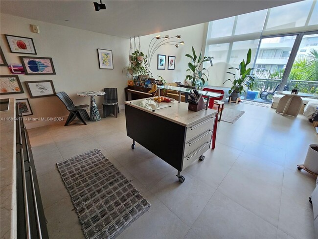 6000 Collins Ave, Unit 528 in Miami Beach, FL - Building Photo - Building Photo