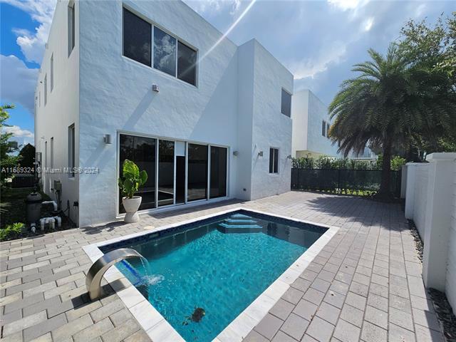 9770 NW 74th Ter in Doral, FL - Building Photo - Building Photo