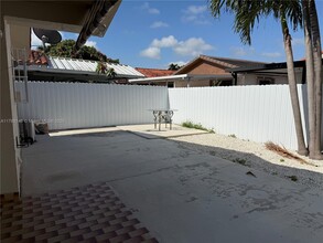 6652 W 22nd Ct in Hialeah, FL - Foto de edificio - Building Photo