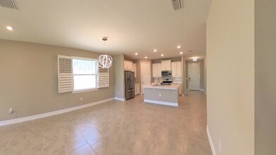 419 Ibiza Lp in Venice, FL - Building Photo - Building Photo