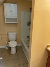 53 Shawmut St, Unit 3 in Lewiston, ME - Building Photo - Building Photo