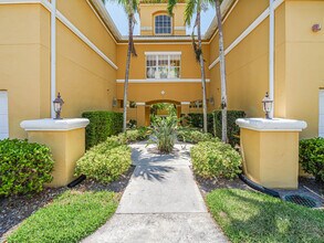 5015 Fairways Cir in Vero Beach, FL - Foto de edificio - Building Photo