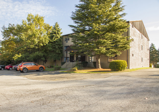 Foxwood Apartments in Coraopolis, PA - Building Photo - Building Photo