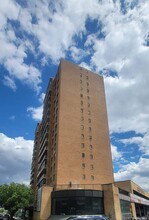 9229 Queens Blvd in Queens, NY - Building Photo - Building Photo