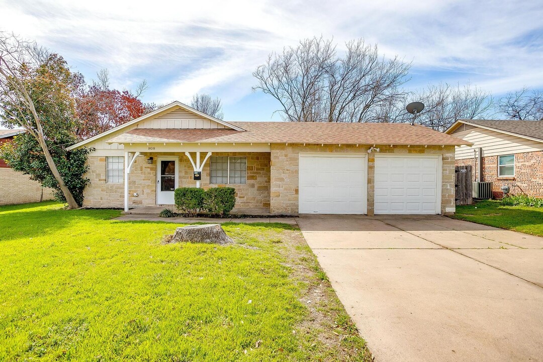 808 E Bovell St in Crowley, TX - Building Photo