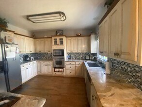 1044 E Lake Dr in Gainesville, GA - Building Photo - Building Photo