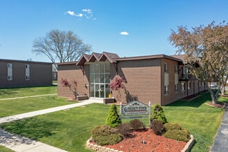 Garden Pool Apartments in West Allis, WI - Foto de edificio - Building Photo