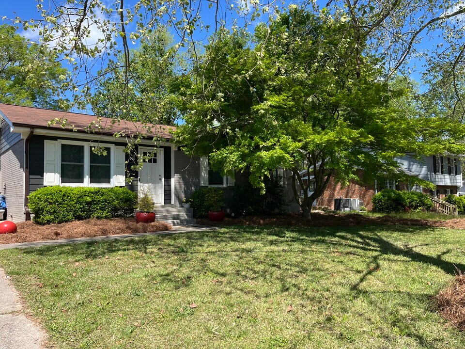 901 James St in Apex, NC - Building Photo