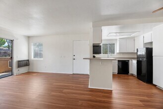 215 Woodland Pky in San Marcos, CA - Foto de edificio - Building Photo