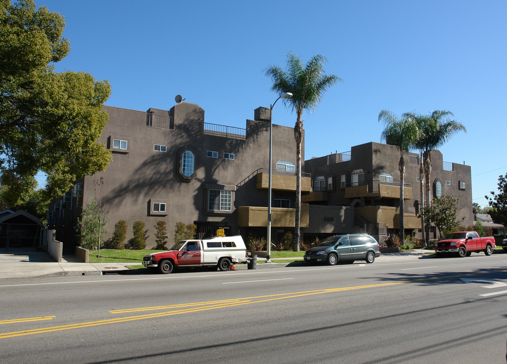 5010 Cahuenga Blvd in Toluca Lake, CA - Building Photo