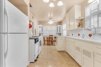 646 E Michigan Ave in Fresno, CA - Building Photo - Building Photo