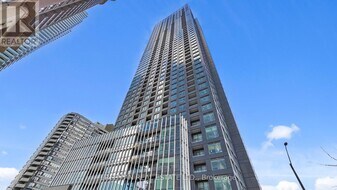 395 Square One Dr in Mississauga, ON - Building Photo