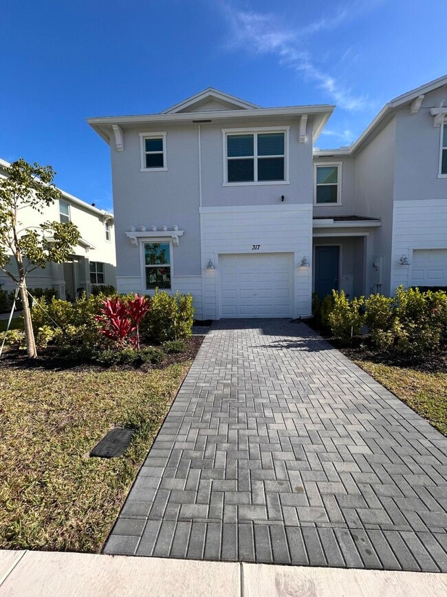 317 SE Crossoak Ln in Port St. Lucie, FL - Building Photo - Building Photo