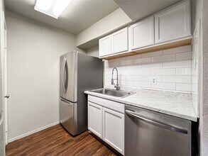 6001 Reims Rd in Houston, TX - Building Photo - Building Photo