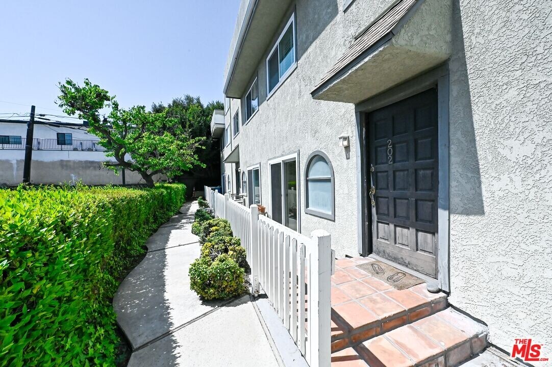 2677 S Centinela Ave in Santa Monica, CA - Building Photo