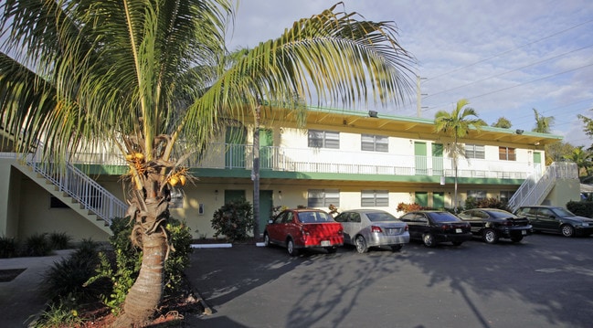 5896 SW 66th St in South Miami, FL - Foto de edificio - Building Photo