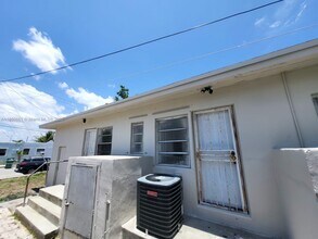 642 NW 77th St in Miami, FL - Foto de edificio - Building Photo