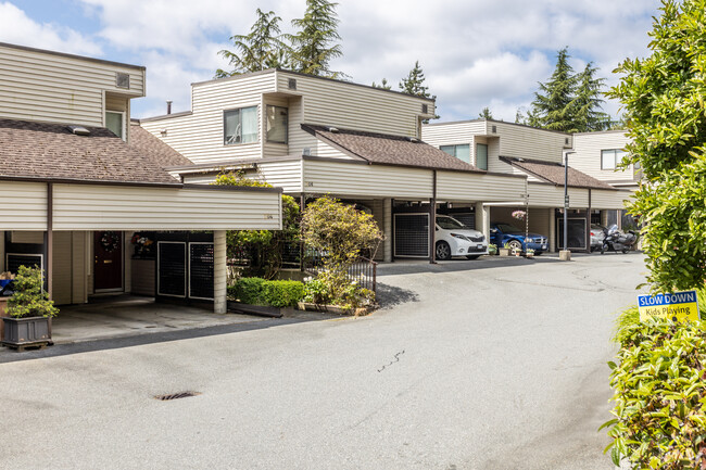 1220 Falcon Dr in Coquitlam, BC - Building Photo - Building Photo