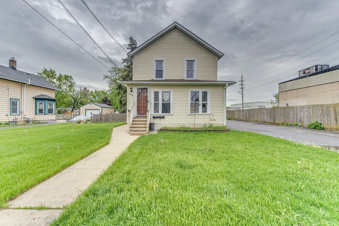 628 1st St in Batavia, IL - Building Photo
